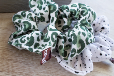 Haargummi Scrunchie - Leo grün - aus hochwertigen Musselin - handmade in Deutschland (Versandkostenfrei)